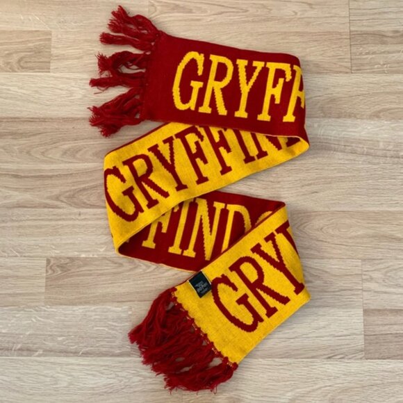 Gryffindor Embroidered Knit Scarf Making of Harry Potter Warner Bros Studio Tour - Picture 4 of 12